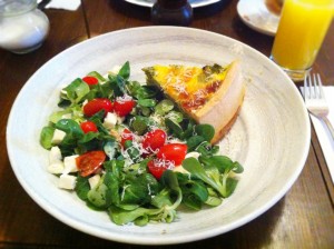 Quiche und Salat im Cafe Luftbrücke Berlin 
