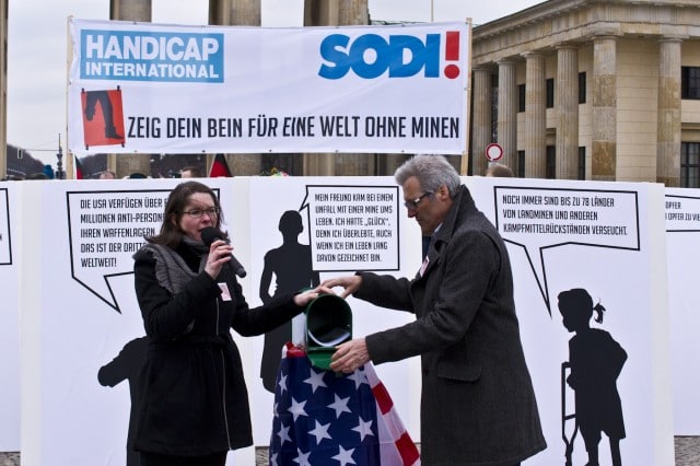 Unterschriftenübergabe Un-Minentag Berlin 