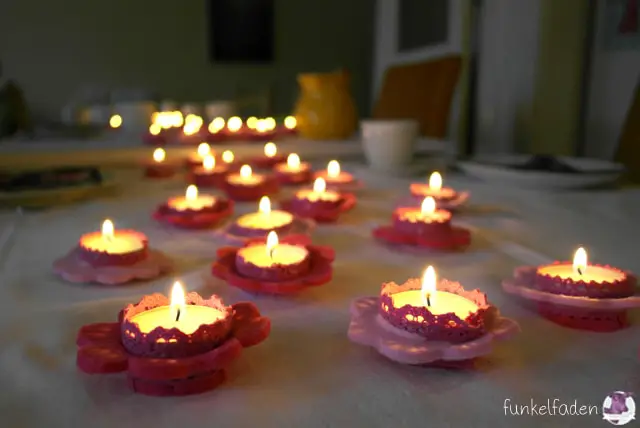 Blumige Tischdekoration - 75 Kerzen für Omas Geburtstag