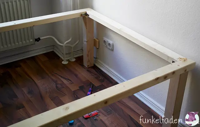 Ein einfaches Bett aus Holz selber bauen - Funkelfaden