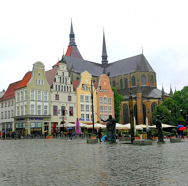 Neuer Markt in Rostock im Regen