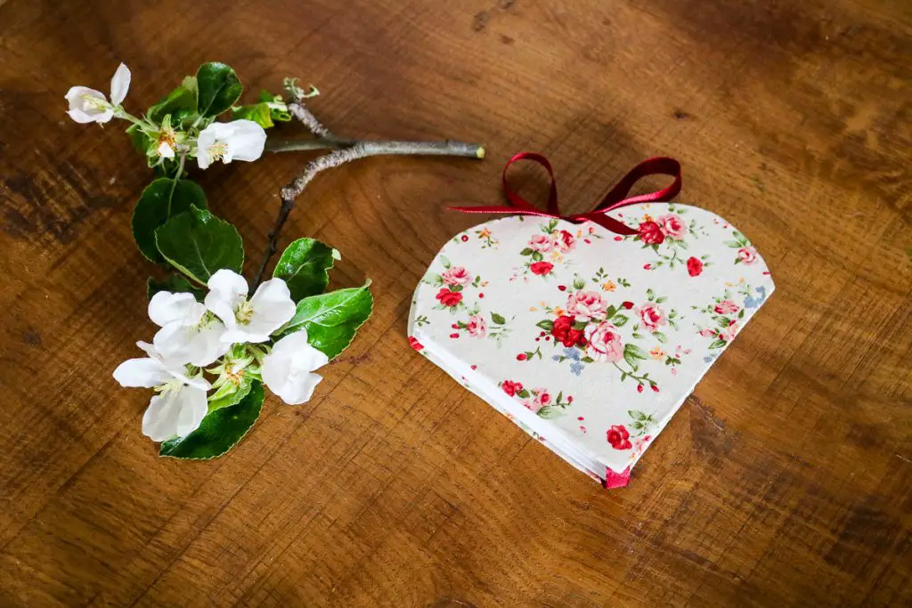 Geschenk zu Muttertag, Hochzeit oder Valentinstag - DIY Herzbuch einfach selbermachen