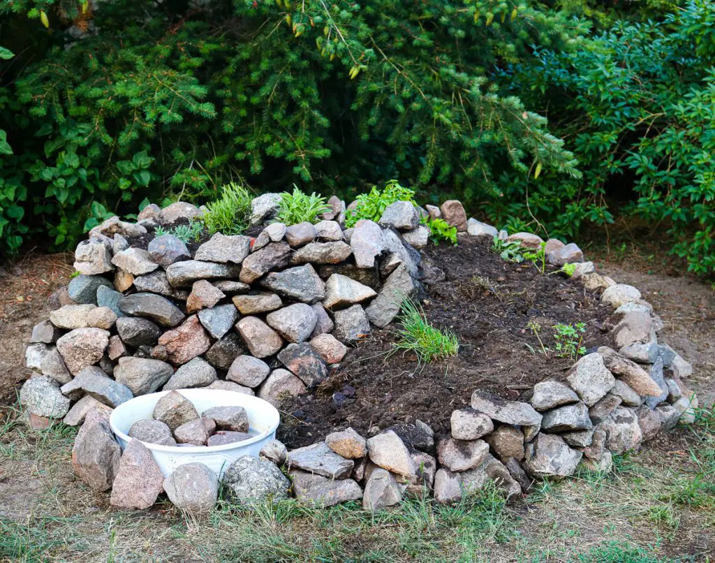 Garten DIY - Anleitung - Kräuterspirale bauen