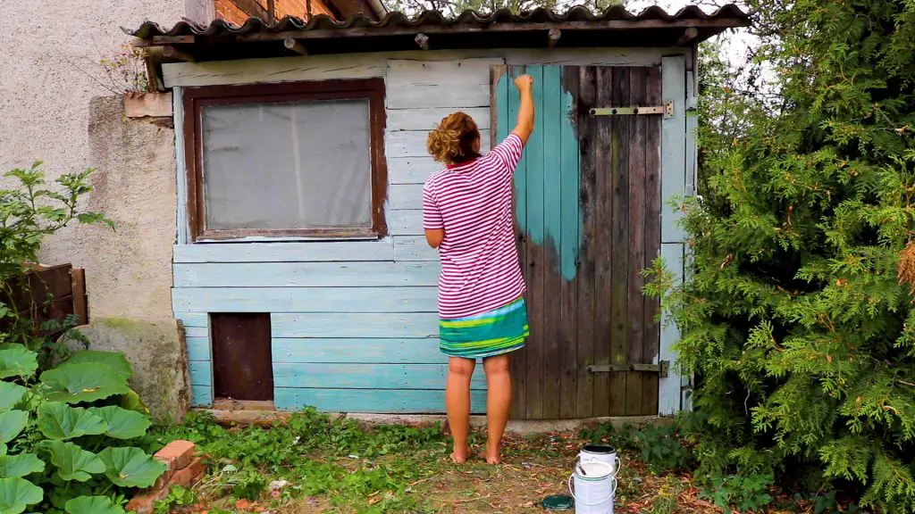 DIY Gartenhaus mit Outdoor-Farbe streichen