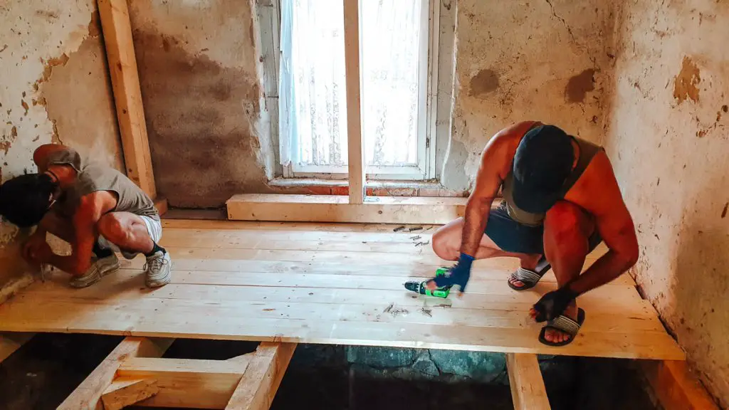 Altes Haus sanieren - Das Funkelfadenhaus in Brandenburg - Arbeiten mit Holz - Der neue Kellerboden 