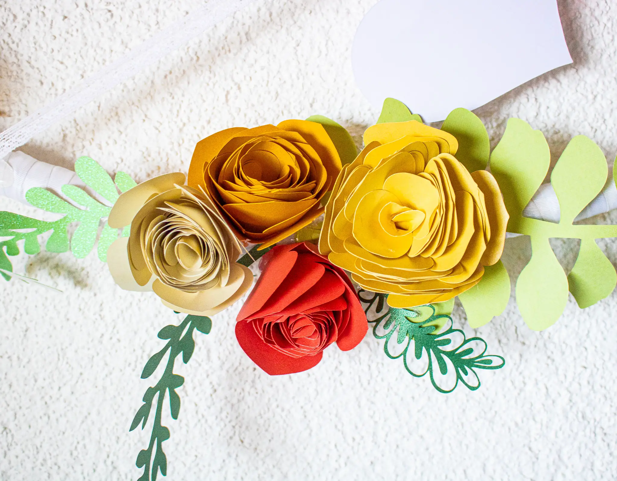 Gästebuch für Hochzeit selber machen mit Papierblumen basteln